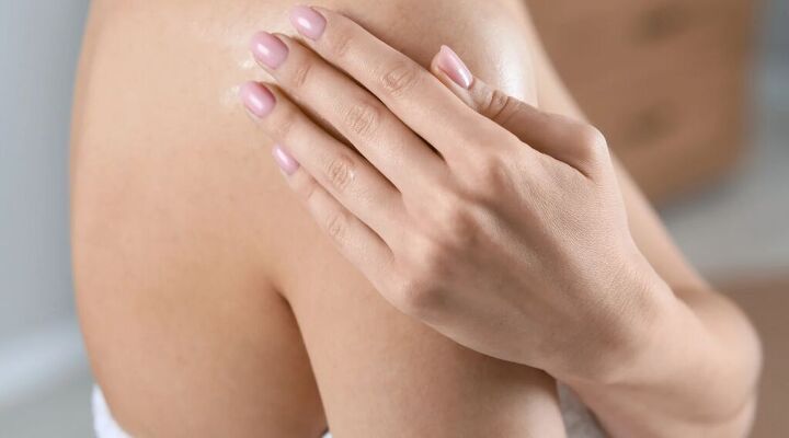 3 amazing uses for baby oil in your beauty routine, Applying oil to skin image via Canva