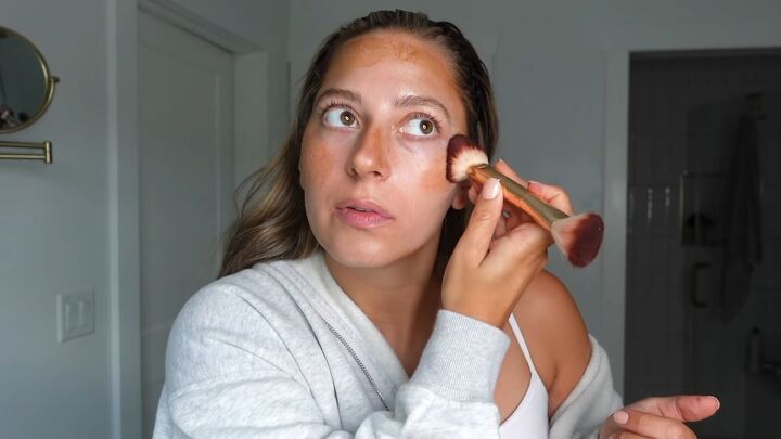 Applying self-tanner