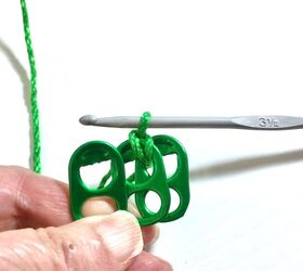 Wear your soda tabs like this and get a wicked little necklace