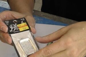 The simple Christmas jewelry DIY that looks cute on both sides