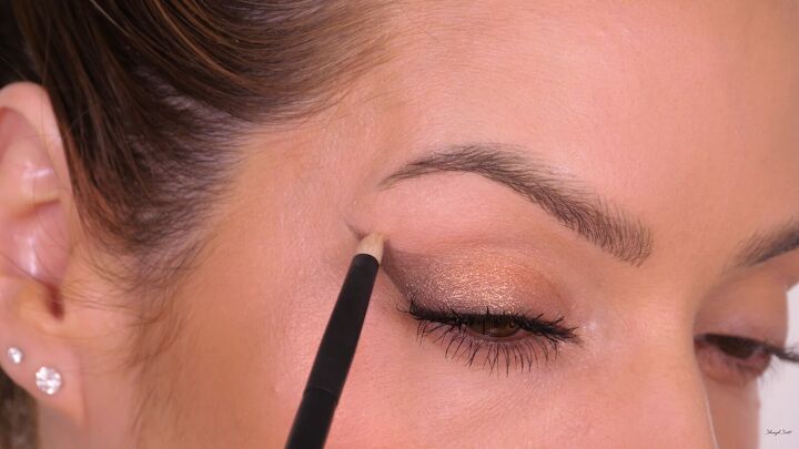 how to get the perfect cat eye using only eyeshadow |... Use Tweezers for This Easy Cat Eye Makeup Look | Upstyle