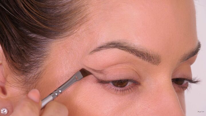 cat eye shadow look | cat eyeshadow, eye makeup tips,... Use Tweezers for This Easy Cat Eye Makeup Look | Upstyle