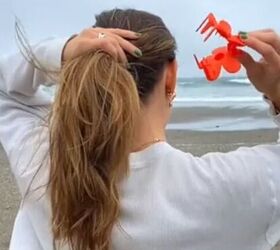 The simple claw clip hairstyle Upstylers can’t stop using this season