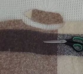 Cut your scarf here for this gorgeous winter look